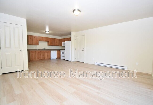 Building Photo - 807 W Villard St