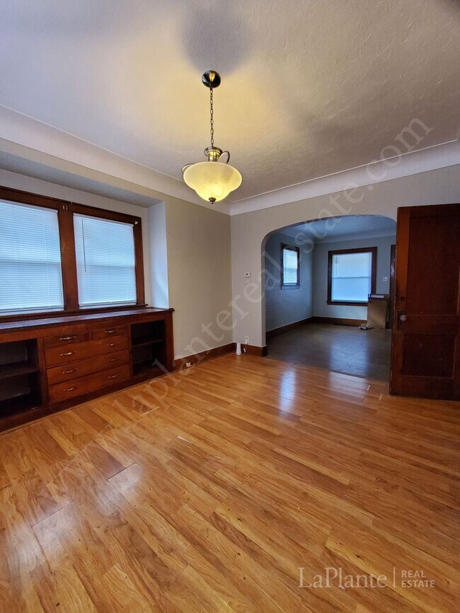 Foto del edificio - Welcome to this charming 4-bedroom, 1-bath...