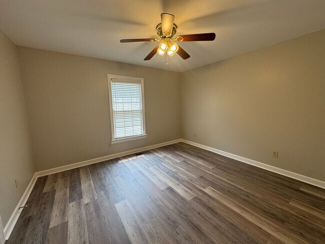 Foto del edificio - 2 Bedroom / 2 Bath End Unit Townhome in Ce...