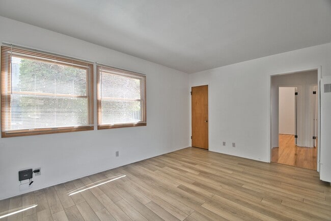 Building Photo - 2 Bed 1 Bath - Home For Lease