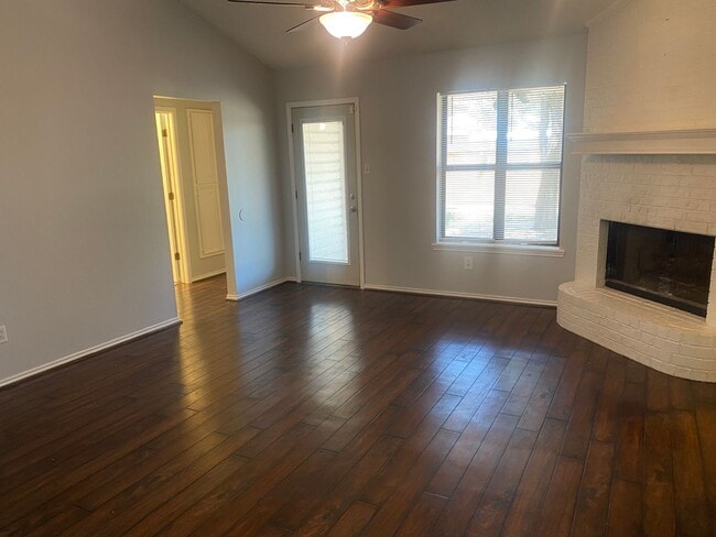 Building Photo - 3 bed 2 bath