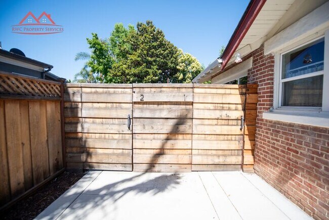 Building Photo - 437 Menker Ave