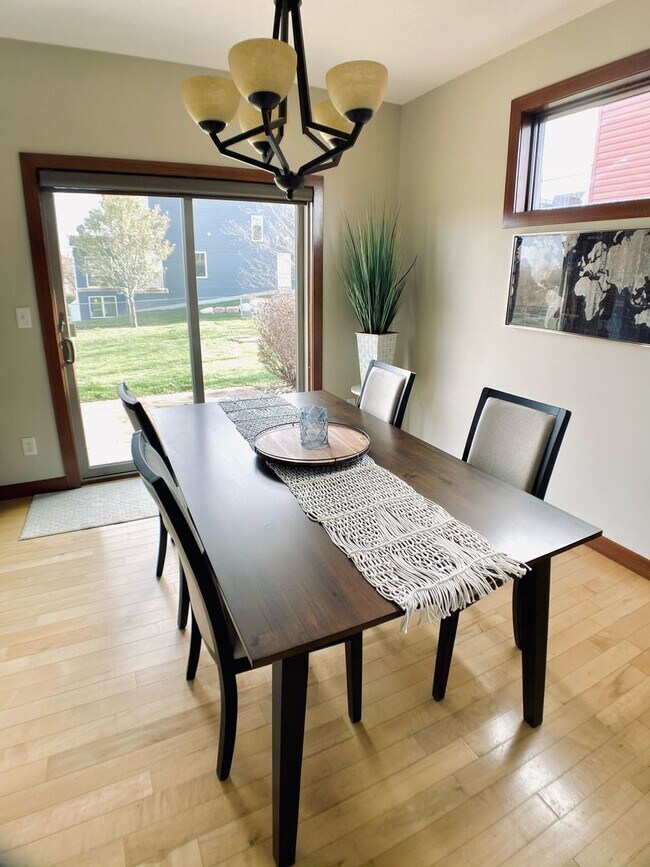 Building Photo - Beautifully Furnished 4 Bed 3 Bath Ranch S...