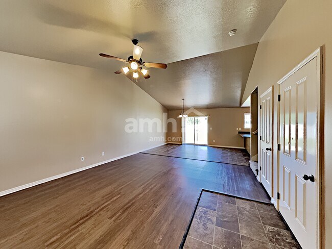 Building Photo - 468 Melling Way