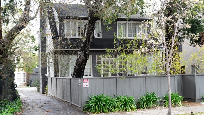 Building Photo - 1122 Douglas Ave