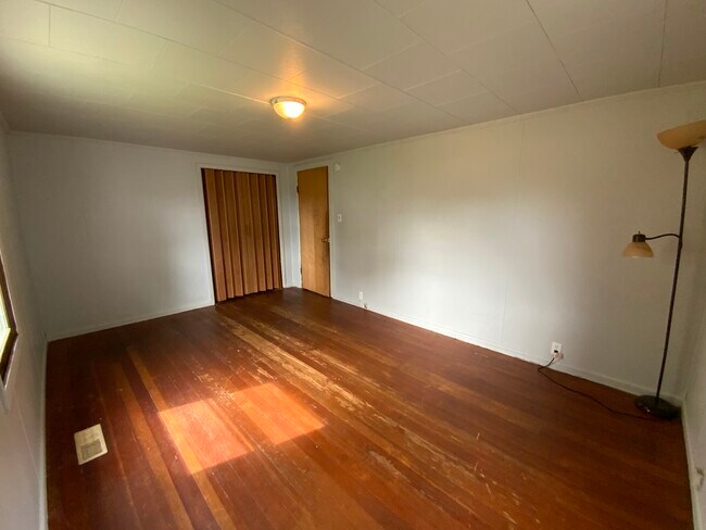 Building Photo - 913 Forrest St