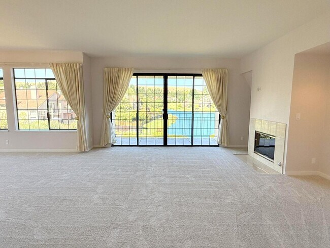 Building Photo - Beautiful Lakefront Condo Home With Specta...