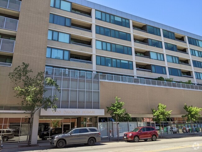 Building Photo - 900 Chicago Ave