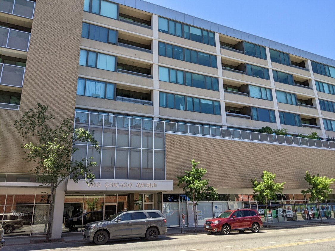 Primary Photo - 900 Chicago Ave