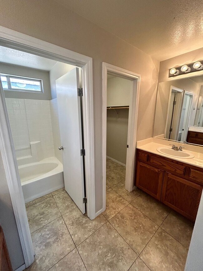Foto del edificio - Charming 3 Bed/3Bath, 2-Story Home nestled...
