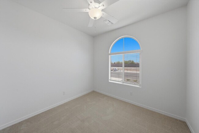 Foto del edificio - 16194 W Soft Wind Dr