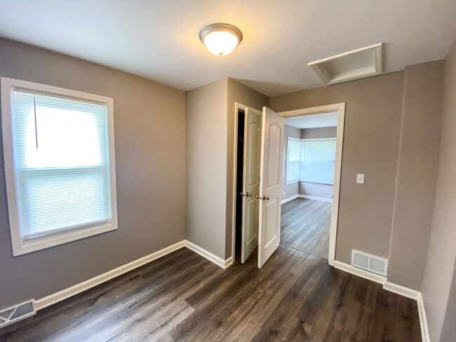 Building Photo - 3 Bedroom Single Family