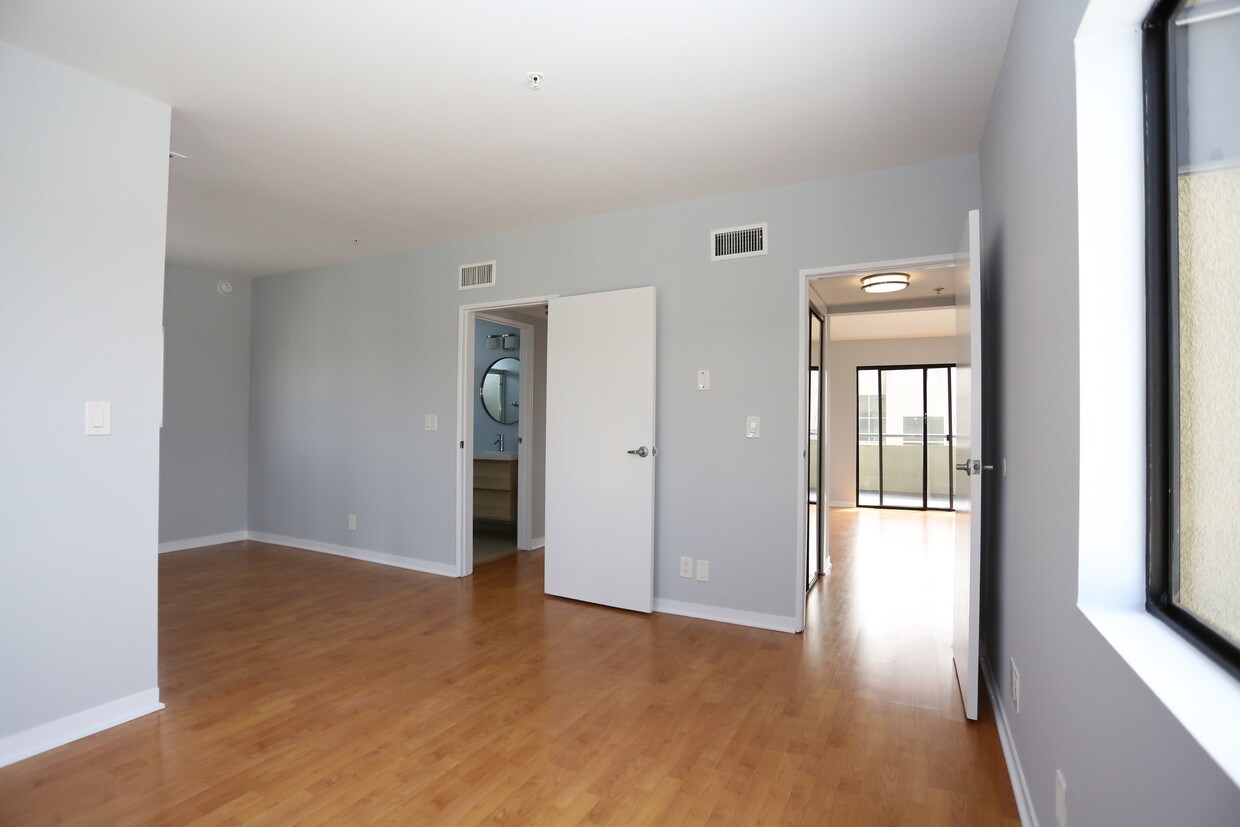 Primary Photo - 1610 Broadway