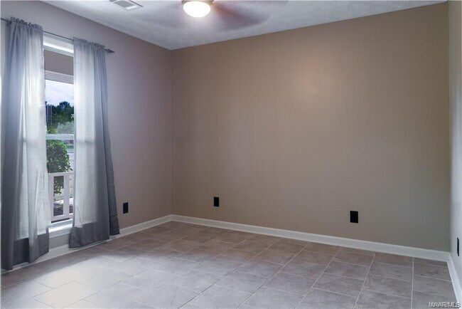 Building Photo - 735 Summer Ln