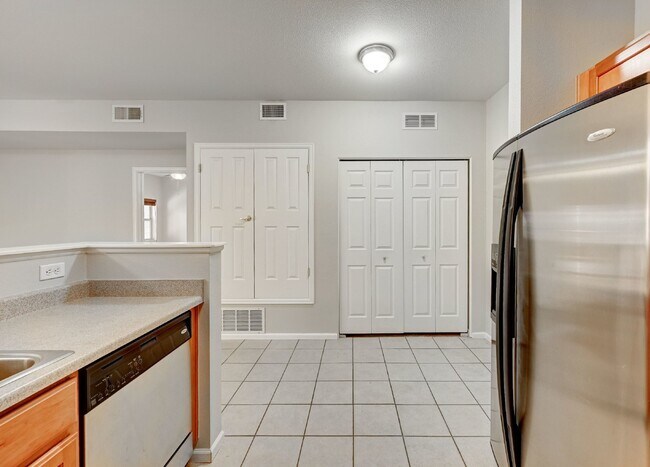 Building Photo - $1,950.00 - 2 Beds, 2 Bath, Condo in Auror...