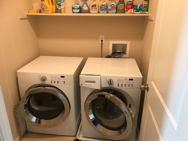 Building Photo - Clean 3 bed 3 bath 2 car GARAGE available NOW