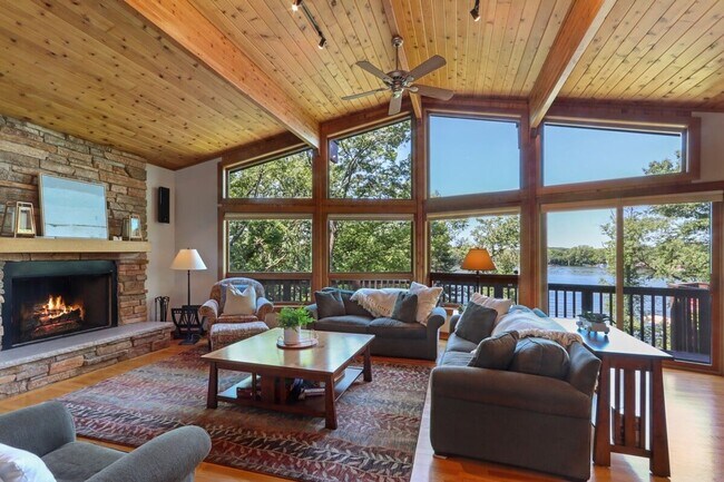 Foto del edificio - Whitewater Lakefront Furnished Lodge Avail...