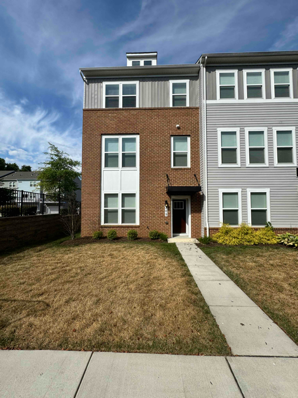Building Photo - 305 Bright Light Ct