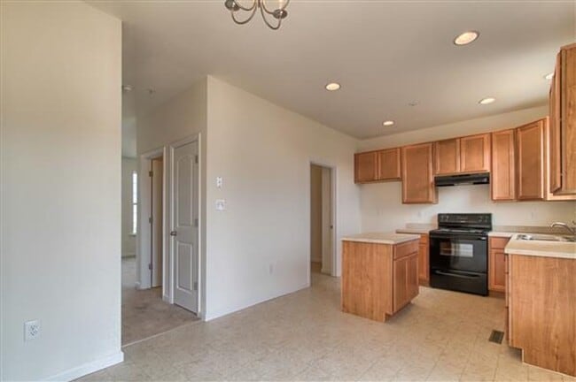 Building Photo - Coming Soon! Spacious 3 Bedroom, 2.5 Bath ...