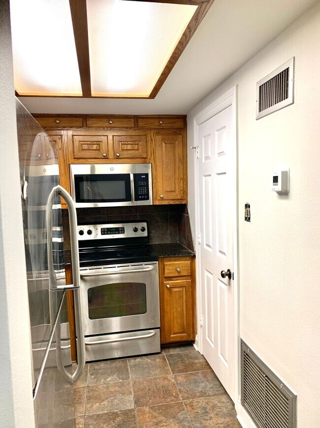 Foto del edificio - 1BR in gated community - easy access to LSU & SU.  PRICE REDUCTION!