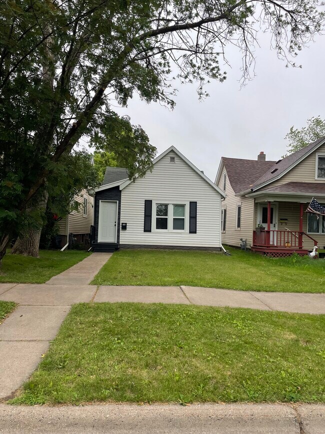 Fachada de la casa que da a la Avenida S 61 Oeste. Estacionamiento en la parte trasera. - 220 S 61st Ave W