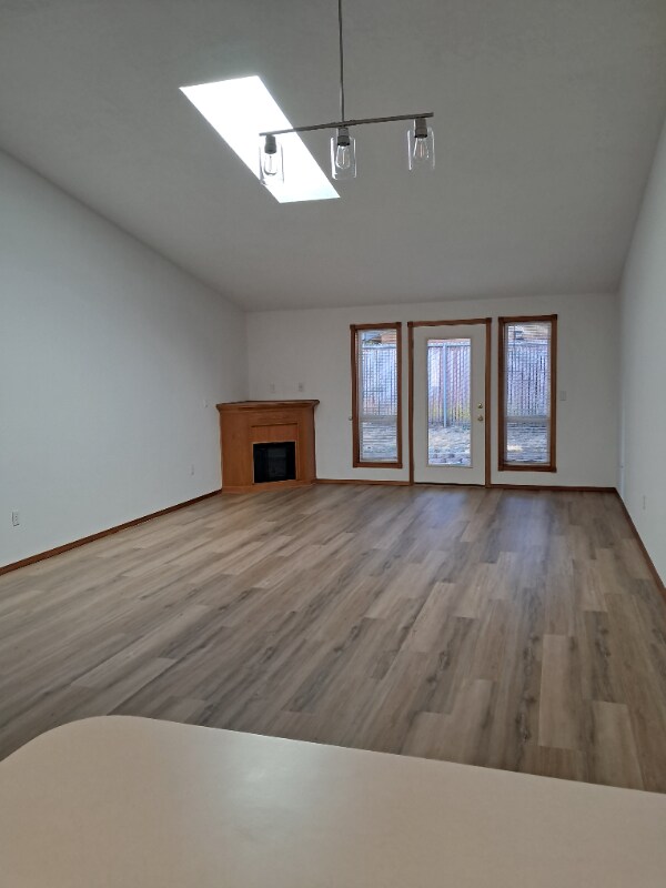 Foto del edificio - 114 NE Juniper Ave