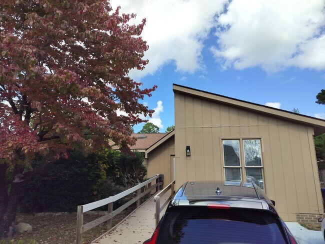 Foto del edificio - Gated Charmer