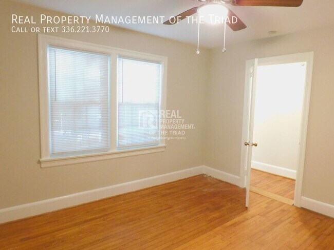 Foto del edificio - Mid-Town Greensboro 2 Bed / 1 Bath Duplex ...