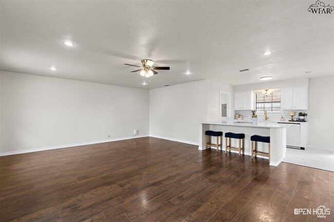Building Photo - 300 E Garden Dr
