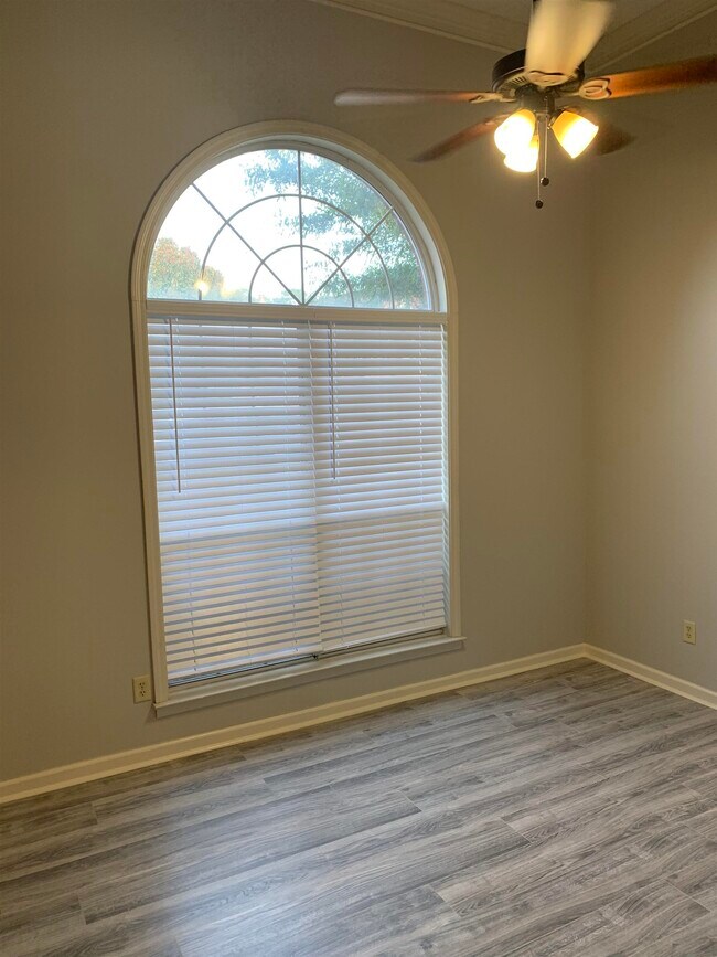 Building Photo - 5575 Millers Glen Ln