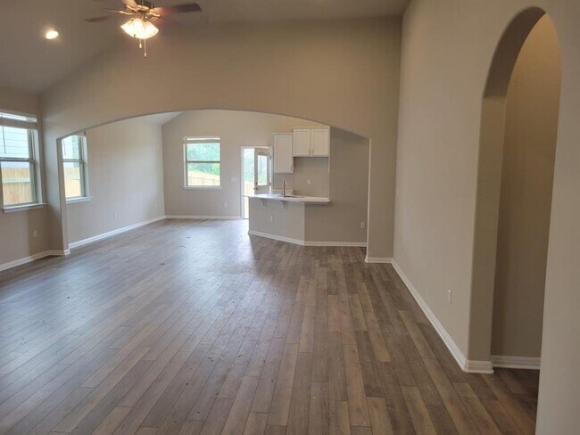 Building Photo - 185 Munk Ln