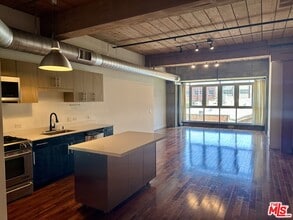 Building Photo - 530 S Hewitt St