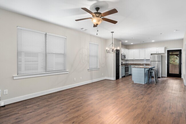 Building Photo - 554 The Heights Ln