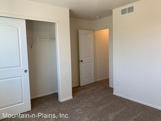 Building Photo - 4 br, 2.5 bath House - 826 Finch Drive