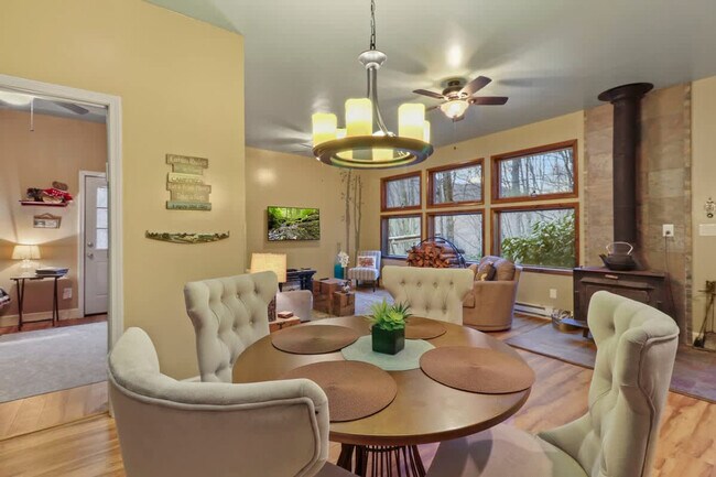 Foto del edificio - 364 Locust Ridge Rd