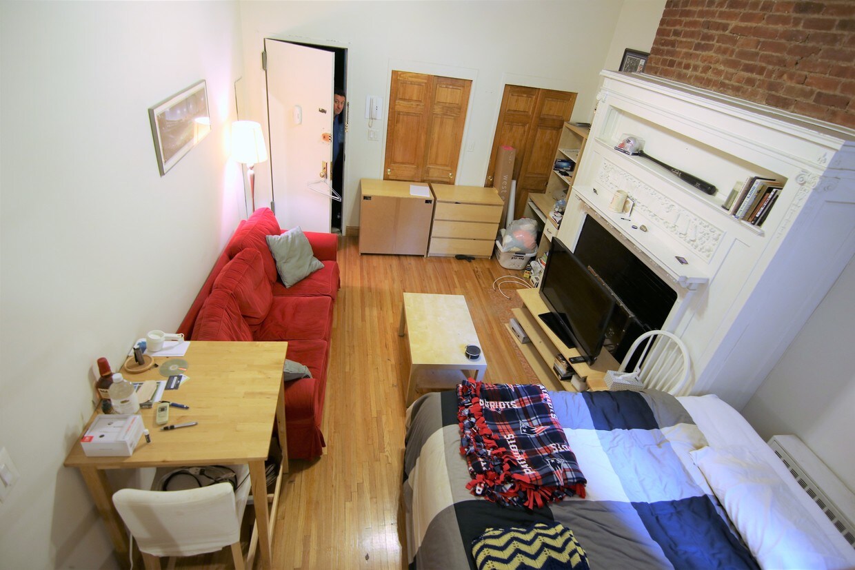Primary Photo - 305 W 92nd St