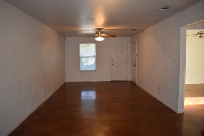 Building Photo - 504 S Juanita Dr
