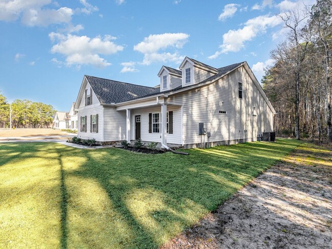 Building Photo - 4 Bedroom 3 Full Bathroom Single Family Ho...