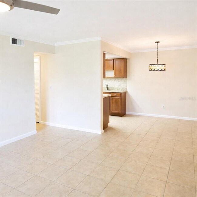 Building Photo - 5273 Vineland Rd