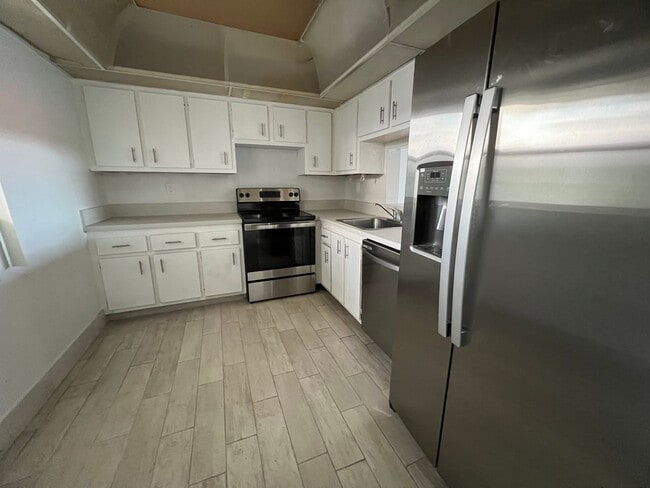 Great unit with pool view, pretty tile flooring. - Great unit with pool view, pretty tile flooring. Apartment