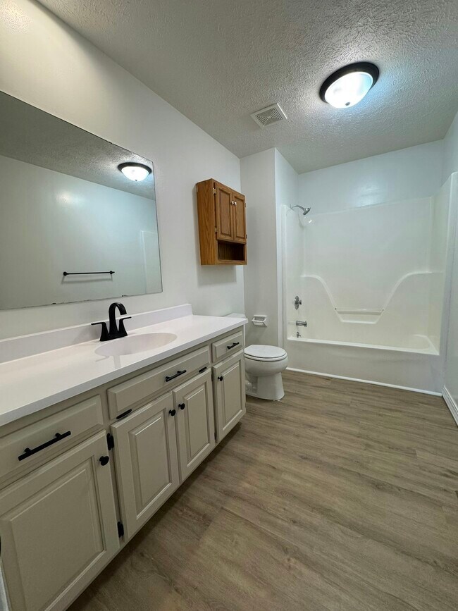 Foto del edificio - 701 McLean Ct
