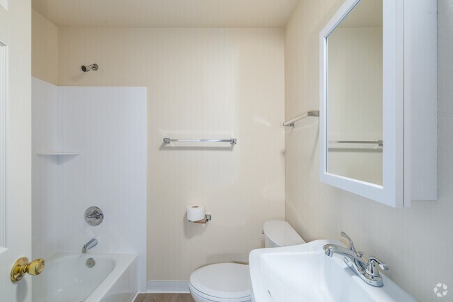 1 habitación, 1 baño - 460 pies cuadrados - Baño - Coralaire Apartments