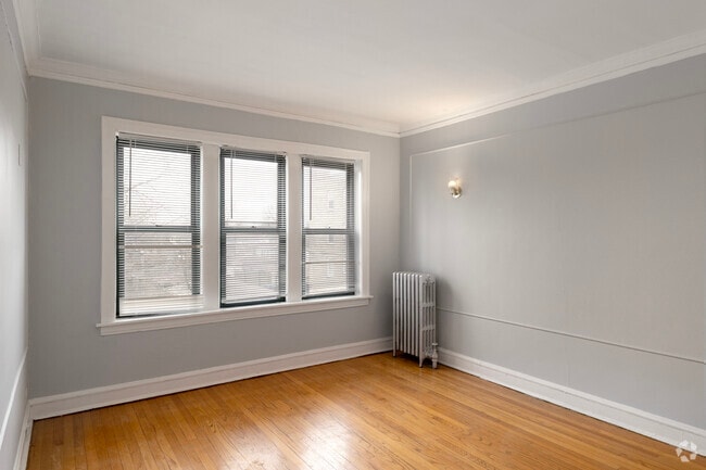 1BR, 1BA - 800SF Living Room - 8052 S Laflin St