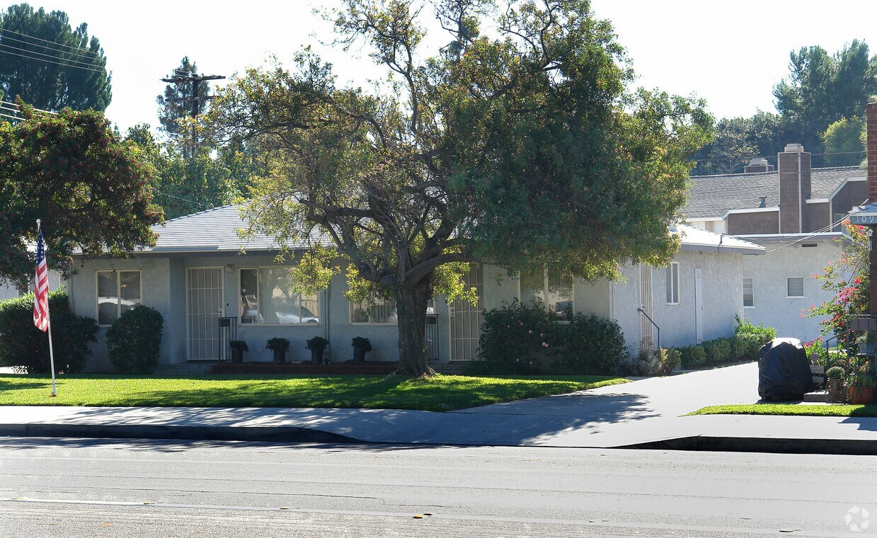 Primary Photo - 10932 Lampson Ave