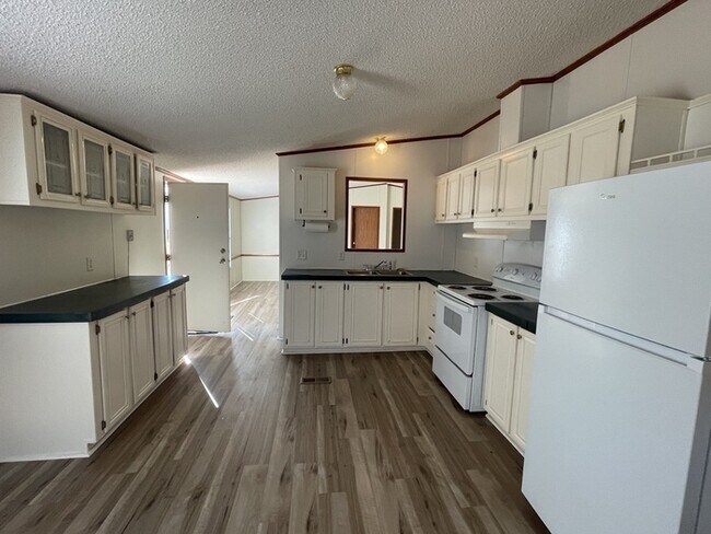 Foto del edificio - 421 Brown Farm Rd