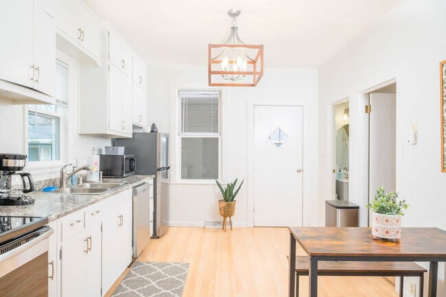 Building Photo - 405 Michigan St