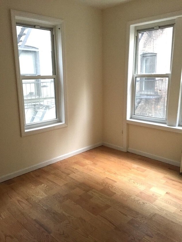 Primary Photo - 90 Pitt St