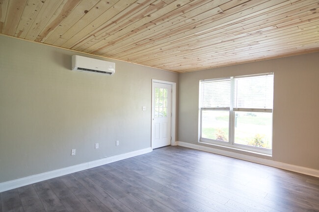 Living room/Front door - 243 Ravenswood Dr