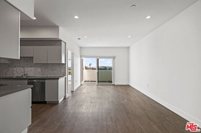 Building Photo - 10717 Wilshire Blvd
