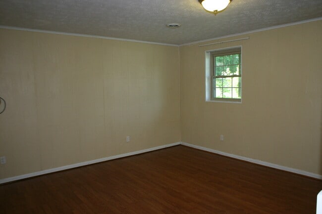 Building Photo - Seymour, 4 bedroom, hardwood floors - Call Steve Davis (865) 681-1000